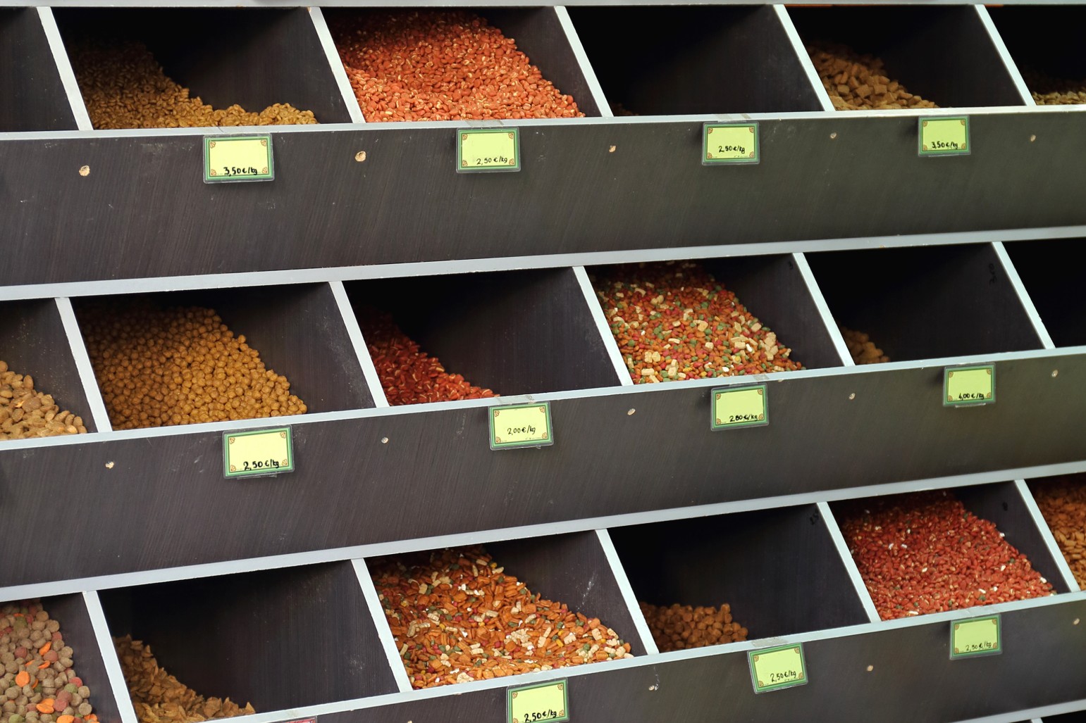 Bulk dog food in shelves