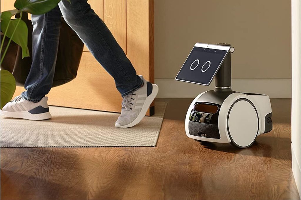 „Amazon Astro“ namų asistentas laukia prie durų
