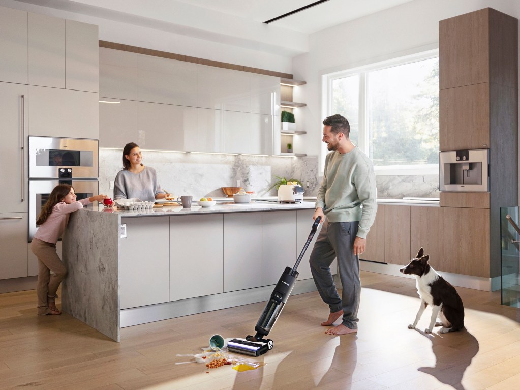 Tineco FLOOR ONE S7 Pro cleaning with pet and family nearby